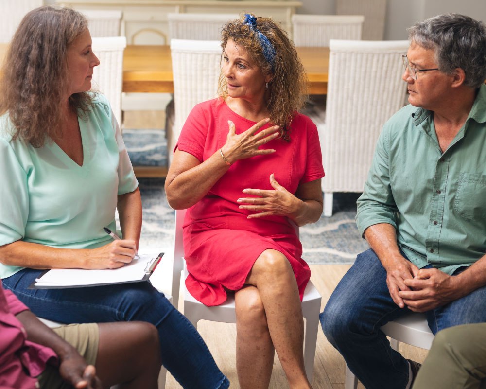 Discussing alcohol addiction in 12-step group therapy in TN.